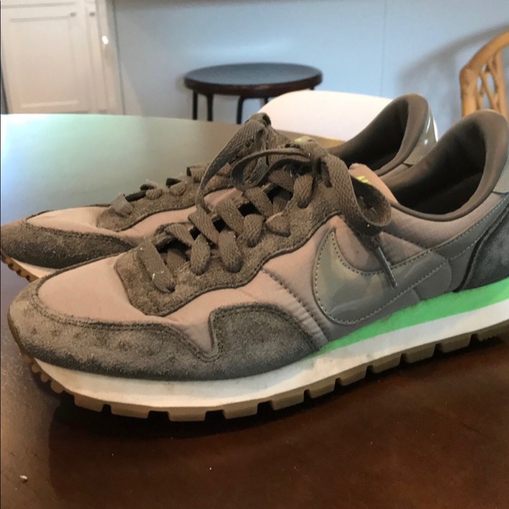 *Women’s Nike Air